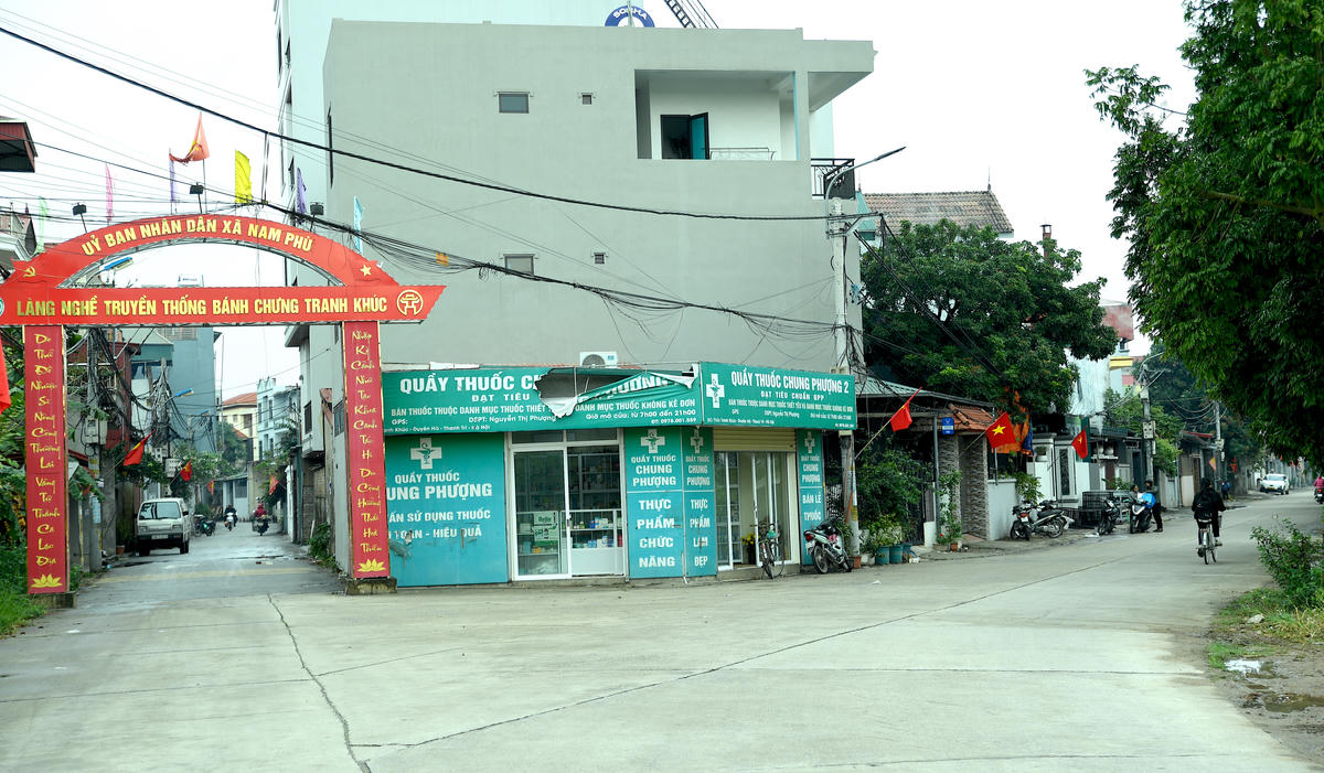 Làng Tranh Khúc (xã Nam Phù, Hà Nội) từ lâu được biết đến là làng nghề gói bánh chưng truyền thống nổi tiếng. Mỗi độ Tết đến, những chiếc bánh chưng vuông vắn nơi đây không chỉ làm đậm đà hương vị ngày Xuân mà còn phản ánh nét đẹp văn hóa đặc trưng của làng quê Bắc Bộ. Ảnh: Phạm Sỹ.. 