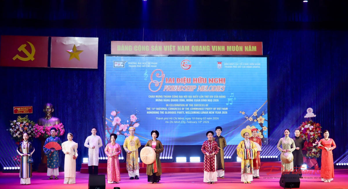 Tiết mục trình diễn áo dài qua các thời kỳ của Bảo tàng Áo dài tại chương trình. Ảnh: Hồng Phúc.