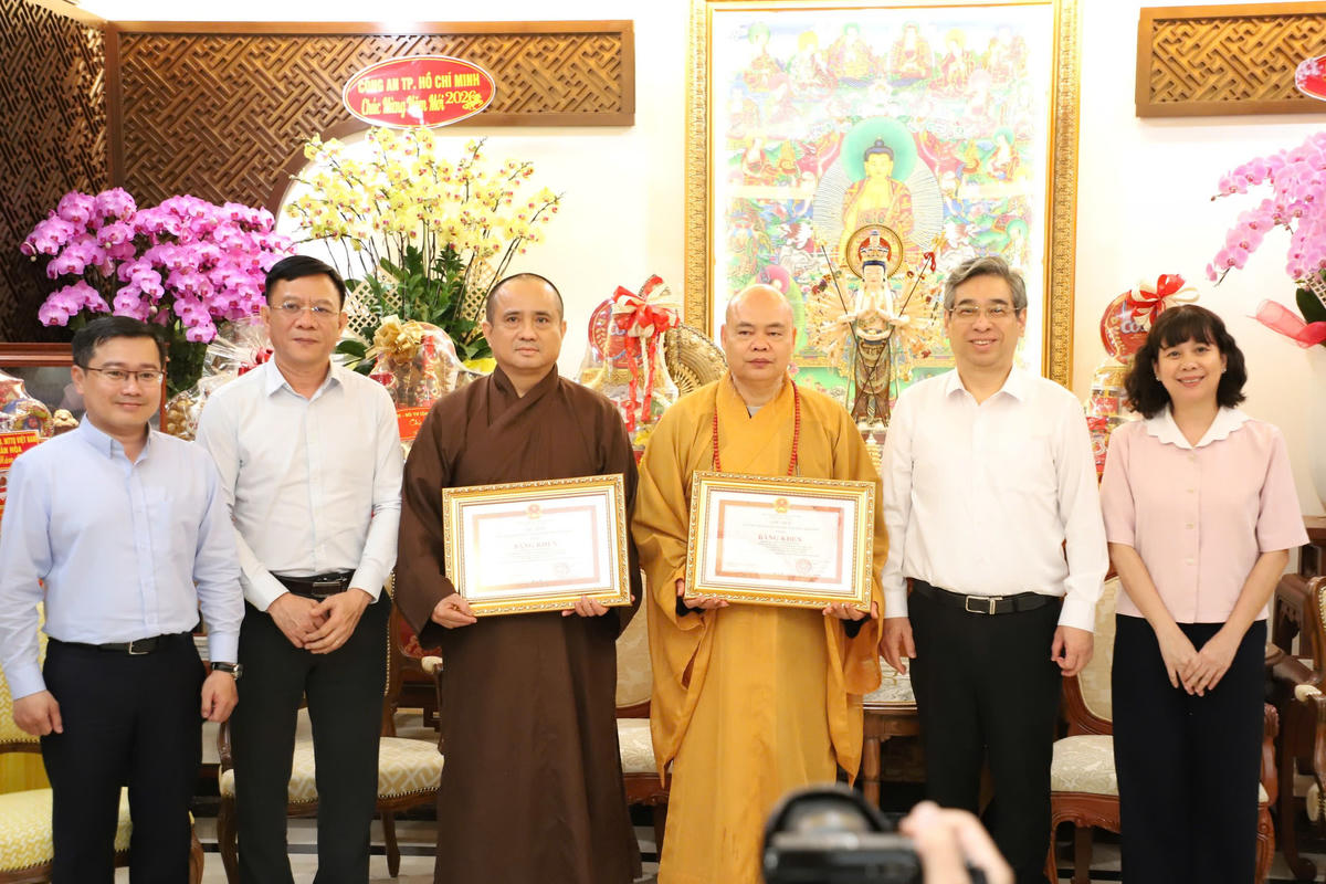 Lãnh đạo TP Hồ Chí Minh trao Bằng khen đến hai vị Thượng tọa. Ảnh: NT.