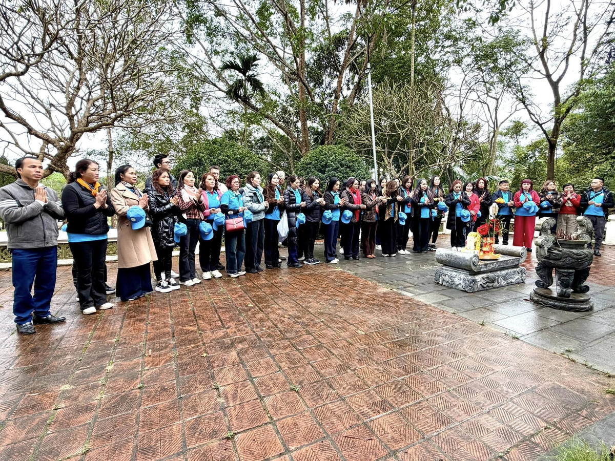 Đoàn dâng hương và tham quan tại những địa danh lịch sử ở Tân Trào, tỉnh Tuyên Quang. ảnh: P.H.