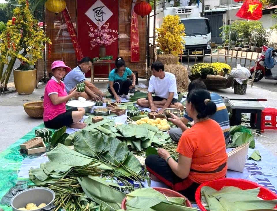 Cùng nhau gói bánh Tết để chia sẻ và gìn giữ văn hóa truyền thống của dân tộc. Ảnh: H.T