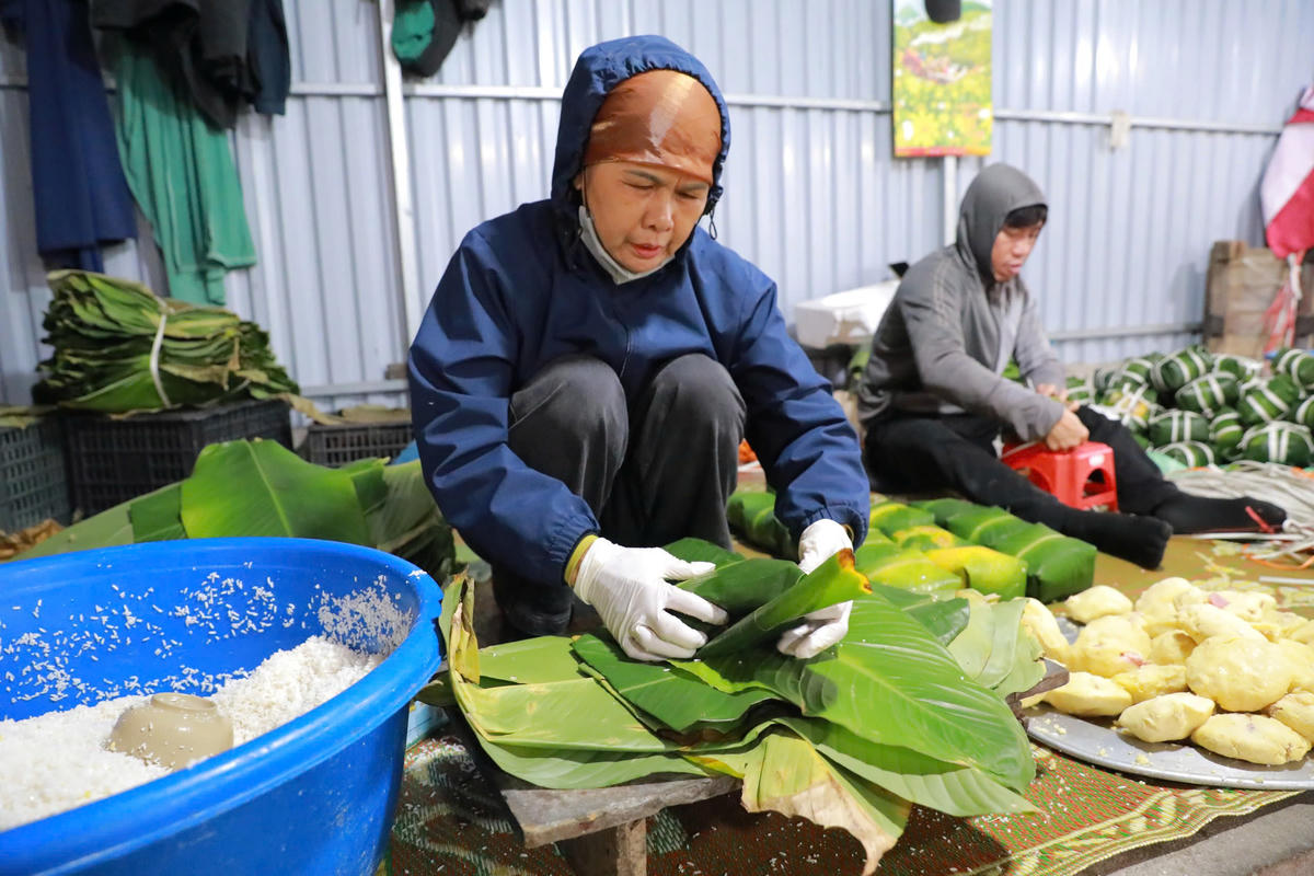 Chính sự trân trọng và chỉn chu ấy đã giúp bánh chưng Tranh Khúc tiếp tục tỏa đi muôn nơi, mang hương vị Tết cổ truyền đến với nhiều gia đình. Đây cũng là cách mà người dân làng Tranh Khúc giữ lửa nghề trong đời sống hôm nay. Ảnh: Phạm Sỹ.