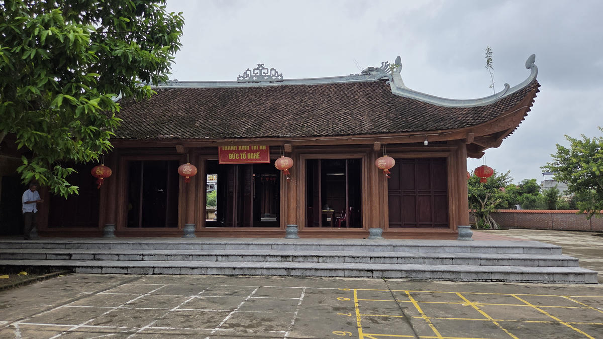 Đình làng Vị Khê, nơi dân làng thờ tổ nghề cây và thành hoàng làng. Theo sử làng Vị Khê,&nbsp;vào năm 1211, dưới triều Lý, quan thái úy Tô Trung Tự đã về vùng đất màu mỡ, cư dân thuần phác nằm gần ngã ba sông Hồng này để lập thái ấp. Tại đây, ông không chỉ cho đào kênh dẫn nước, khuyến khích nông tang, lập chợ, dựng chùa mà còn dạy cho dân làng nghề trồng hoa cây cảnh. Ảnh: Duy Hưng&nbsp;