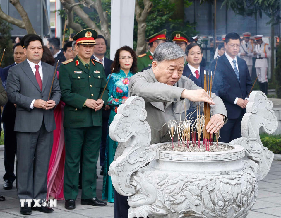 Tổng Bí thư Tô Lâm và đoàn công tác Trung ương dâng hương tại Khu lưu niệm Tổng Bí thư Nguyễn Văn Cừ, tỉnh Bắc Ninh. (Ảnh: Thống Nhất/TTXVN).