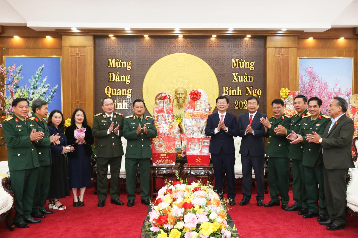 
Bộ Tư lệnh Quân khu 7 tặng quà Tỉnh ủy, UBND tỉnh Lâm Đồng. Ảnh: N.L.
