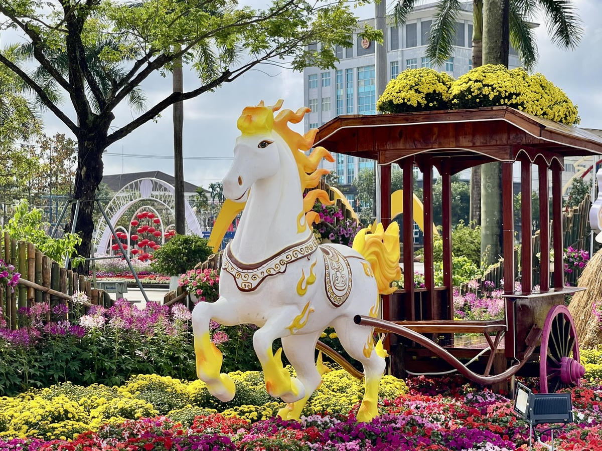 Bạch mã kéo xe hoa, một nét xưa ấn tượng. Ảnh: Tấn Thành