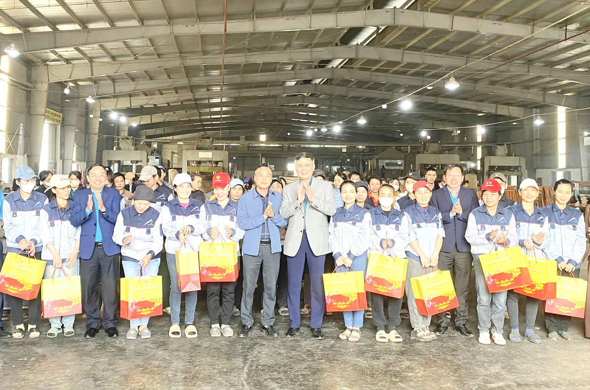 Những phần quà thể hiện sự quan tâm, sẻ chia kịp thời của các cấp, các ngành đối với người lao động trong dịp Tết đến xuân về.  Ảnh: X.T