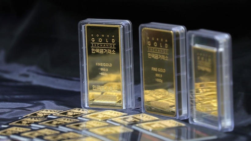 Giá vàng thế giới giằng co quanh mốc 5.000 USD mỗi ounce