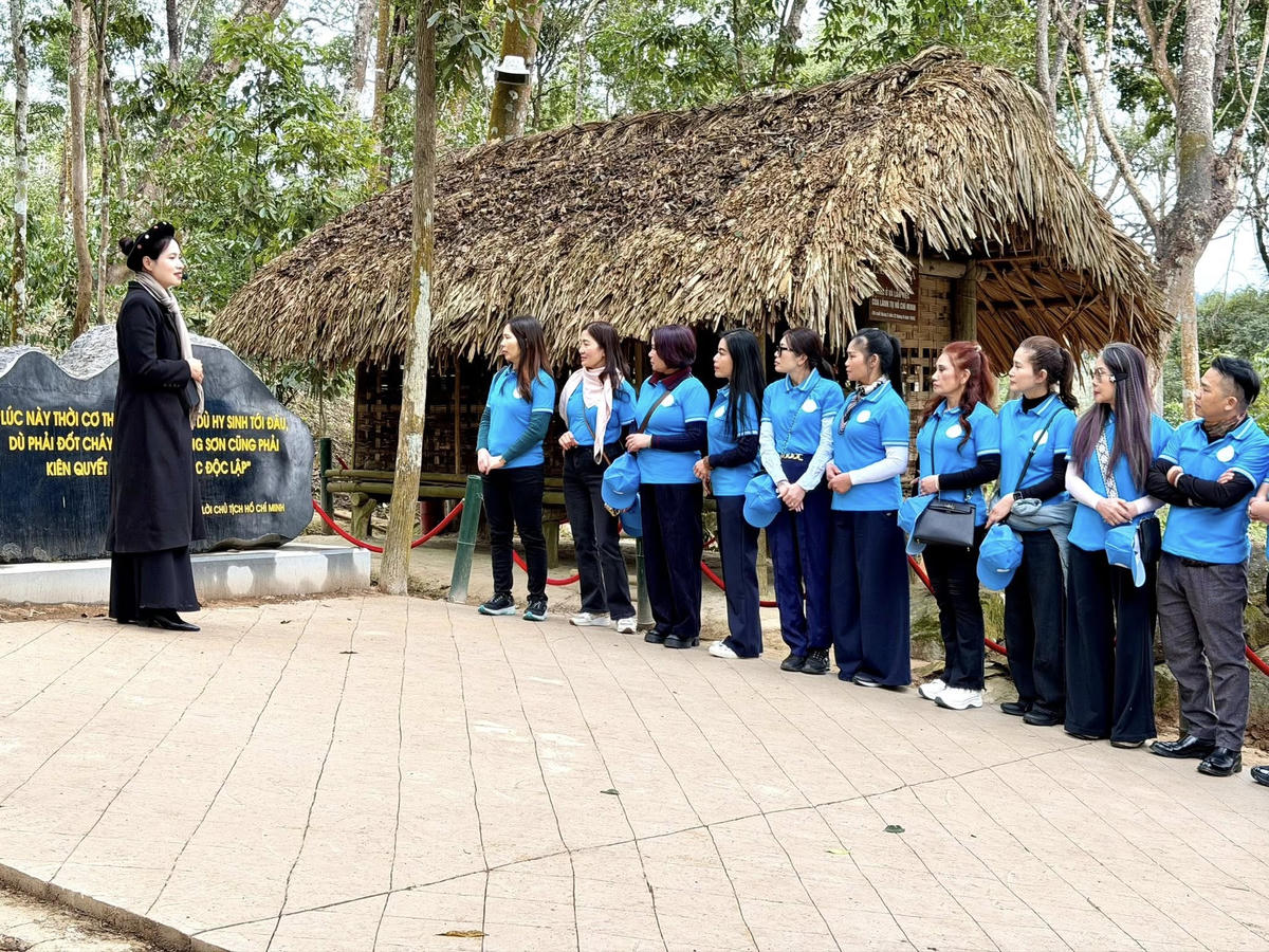 Đoàn tham quan Khu lán Nà Nưa, nơi Bác Hồ từng làm việc trong những năm tháng cách mạng. Ảnh: P.H.. 