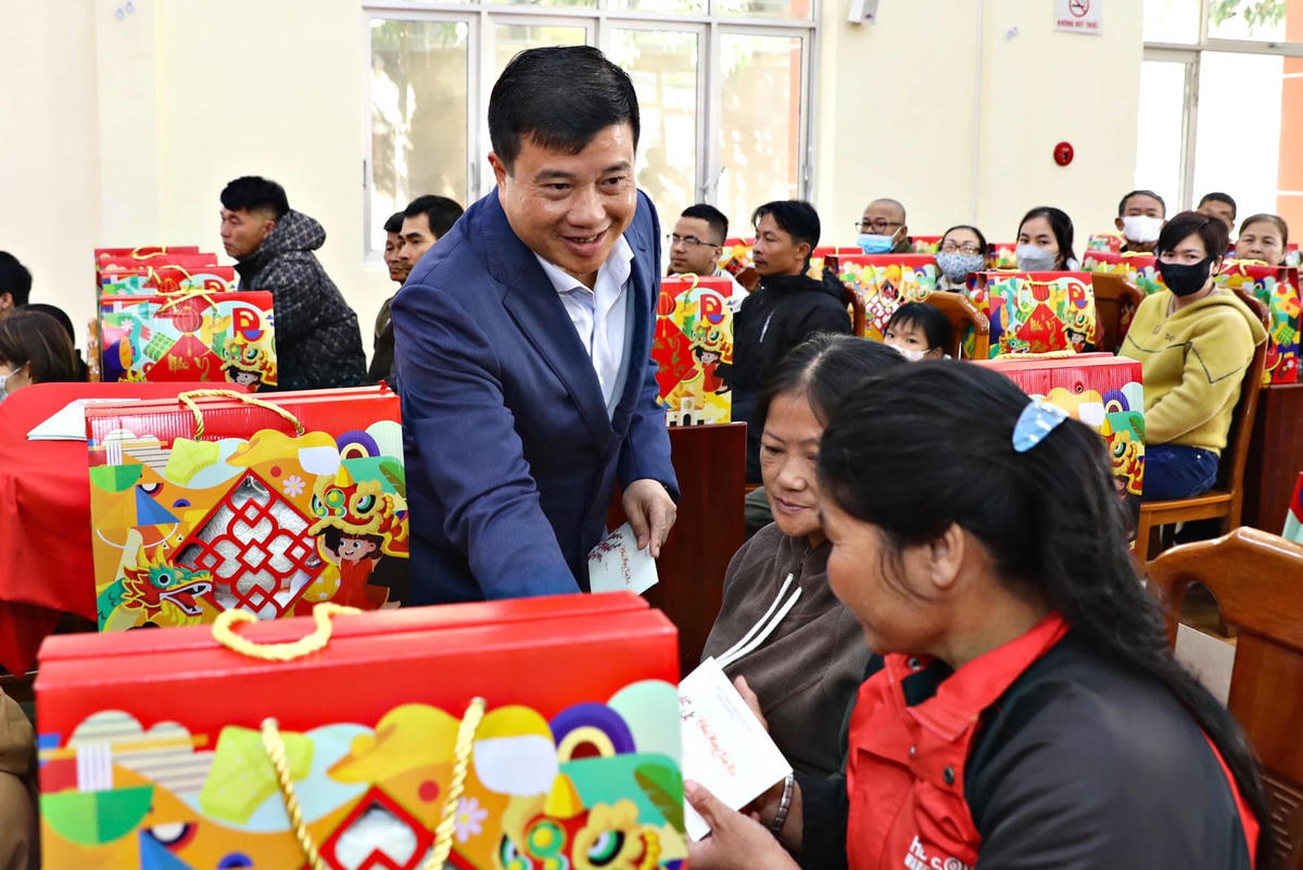 Ông Y Thanh Hà Niê Kđăm, Bí thư Tỉnh ủy Lâm Đồng, tặng quà Tết các hộ gia đình có hoàn cảnh khó khăn tại địa bàn phường 3 Bảo Lộc. Ảnh: CT.