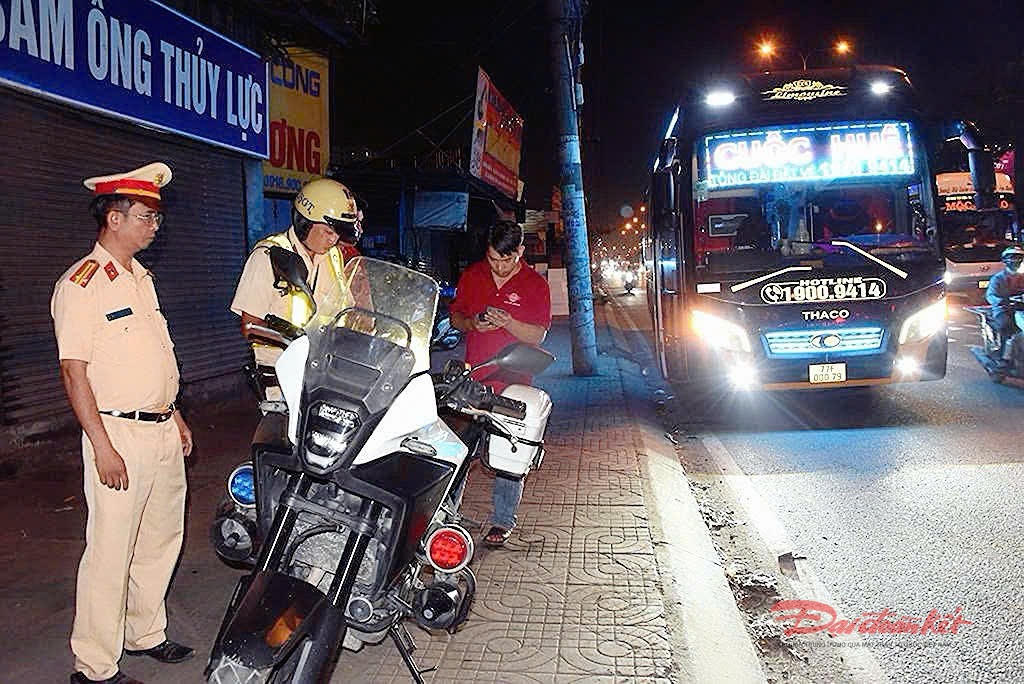 Đội CSGT Rạch Chiếc xử phạt phương tiện vi phạm. Ảnh: T.L