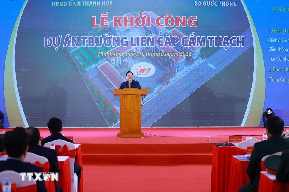 Thủ tướng Phạm Minh Chính phát biểu tại Lễ khởi công dự án Trường tiểu học Cẩm Thạch, Thanh Hóa. (Ảnh: Dương Giang/TTXVN)