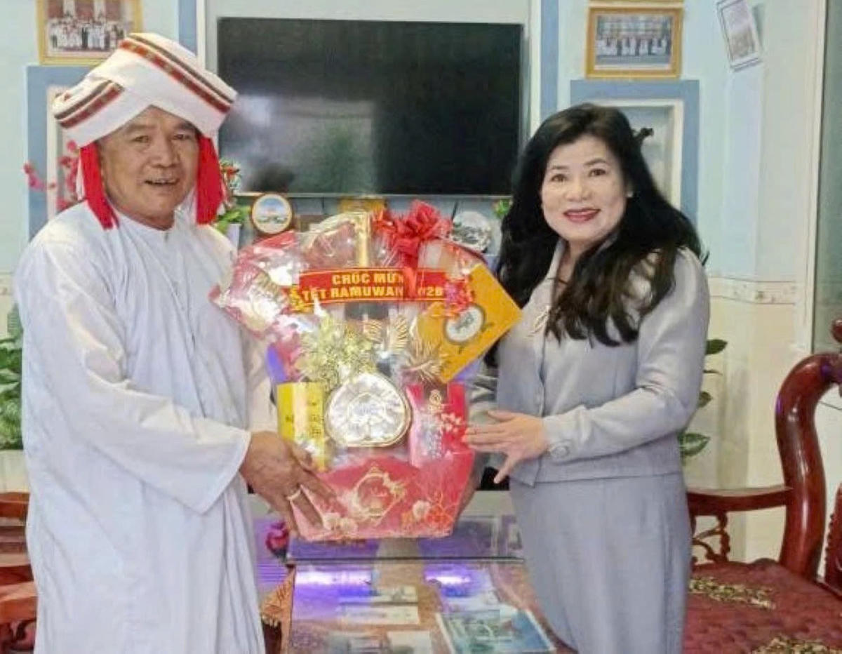 Bà Đàng Thị Mỹ Hương,  Phó Trưởng đoàn chuyên trách Đoàn Đại biểu Quốc hội tỉnh Khánh Hòa chúc Tết Ramưwan ông Từ Công Dư, Phó Chủ tịch phụ trách Hội đồng Sư cả Hồi giáo Bàni tỉnh (tại xã Thuận Nam). Ảnh X.H