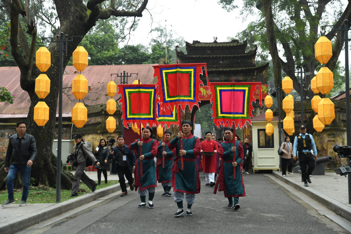 Sau khi thực hiện nghi lễ&nbsp;Tiến lịch, đoàn tiến hành thực hiện nghi lễ&nbsp;thả cá chép vào ngày ông Công ông Táo. Ảnh: Phạm Sỹ.