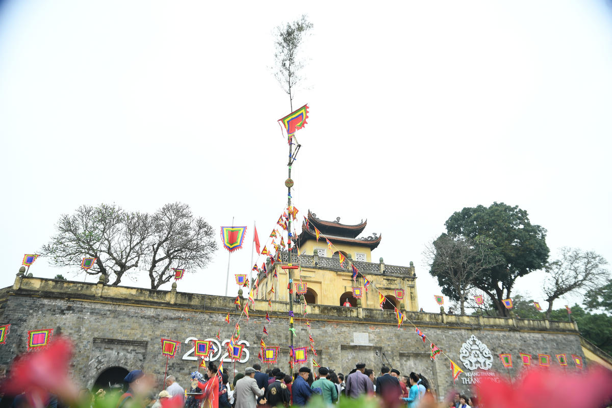 Sau các nghi thức tế lễ trời đất, cây Nêu được dựng lên trong niềm vui hân hoan của mọi người, báo hiệu chính thức thời khắc Tết đến xuân về. Ảnh: Phạm Sỹ.