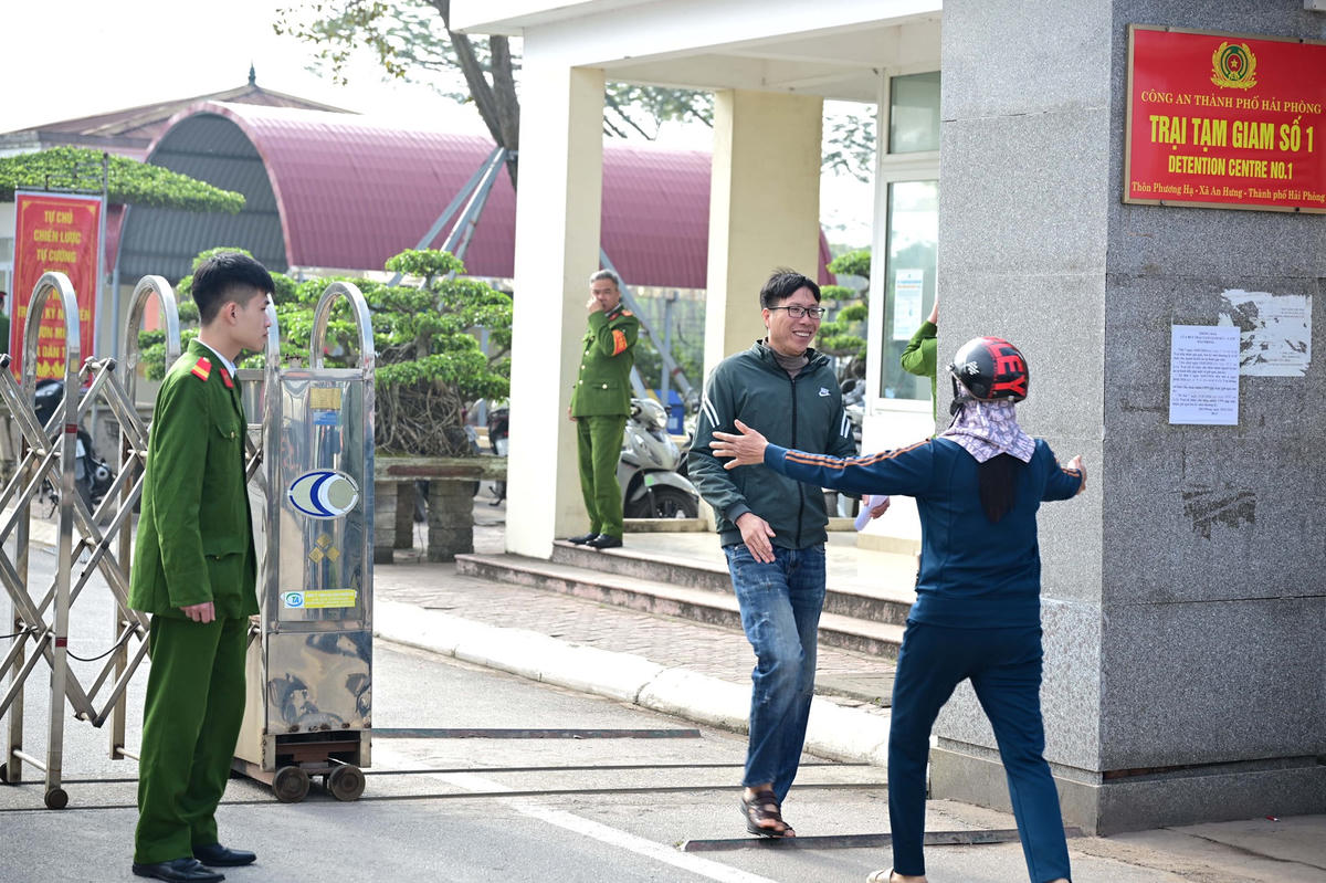 Niềm hạnh phúc của các gia đình khi có thành viên được giảm thời hạn chấp hành hình phạt tù. Ảnh: CTV.&nbsp;