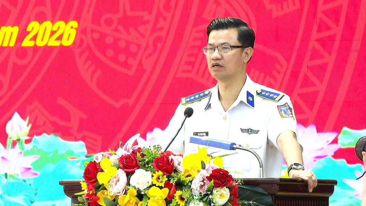 Đại tá Cao Xuân Quận - Phó Chính ủy, Phó Chủ tịch Thường trực Hội đồng Thi đua – Khen thưởng BTL Vùng Cảnh sát biển 3 phát biểu. Ảnh: Mai Huân.