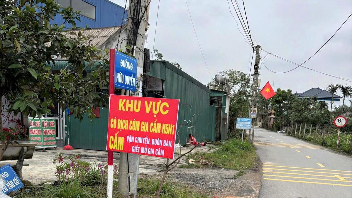 Địa phương, lực lượng chức năng cắm biển cảnh báo tại thôn 1, xã Cẩm Xuyên, tỉnh Hà Tĩnh. Ảnh: HN.