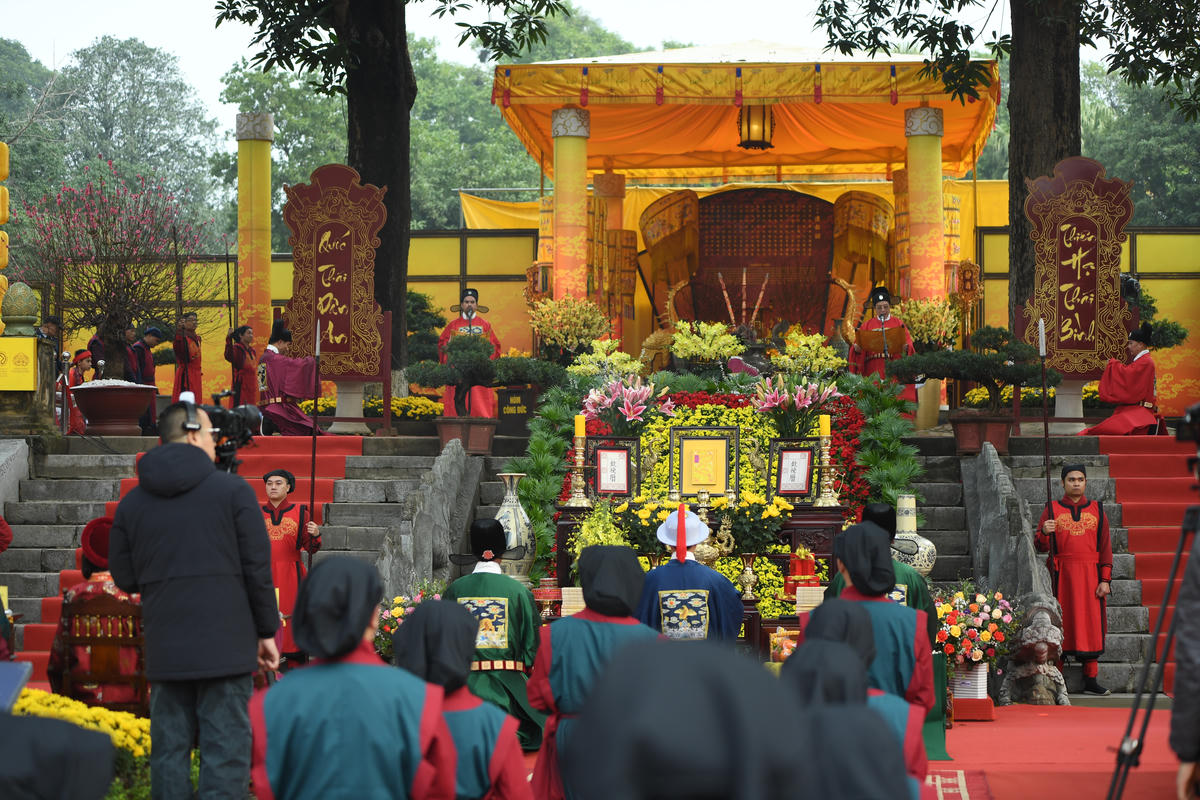 Tết Nguyên đán là một trong những lễ tiết có nhiều phong tục độc đáo và mang đậm dấu ấn văn hóa bản địa của người Việt trên khắp lãnh thổ Việt Nam. Đặc biệt, tại mảnh đất kinh kỳ ngàn năm văn hiến, văn hóa tết Nguyên đán lại càng phong phú và đặc sắc, nơi đây là sự hội tụ và giao thoa giữa nền văn hóa cung đình và văn hóa dân gian truyền thống. Ảnh: Phạm Sỹ.
