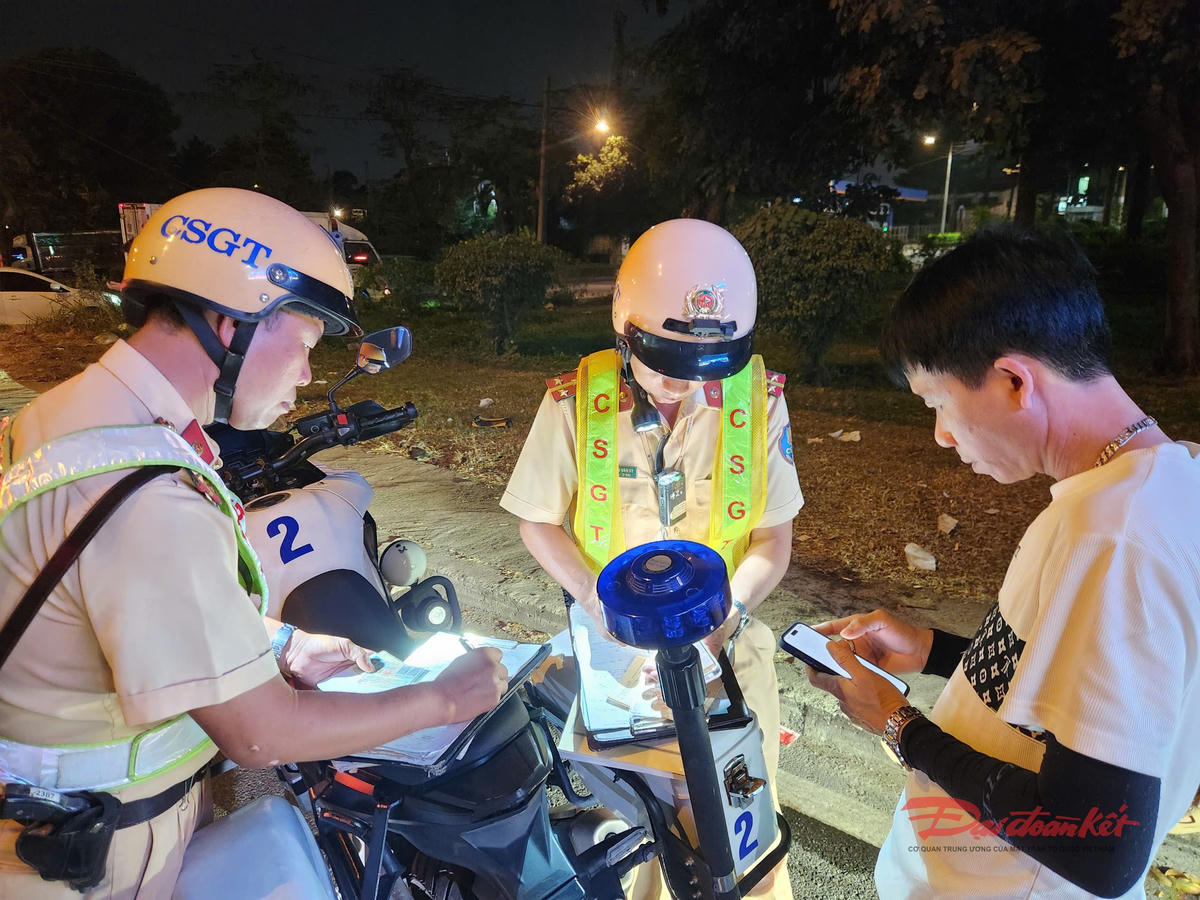 Chỉ trong vòng hai tiếng lập chốt kiểm soát, lực lượng CSGT đã xử phạt nhiều phương tiện vi phạm. Ảnh: T.L