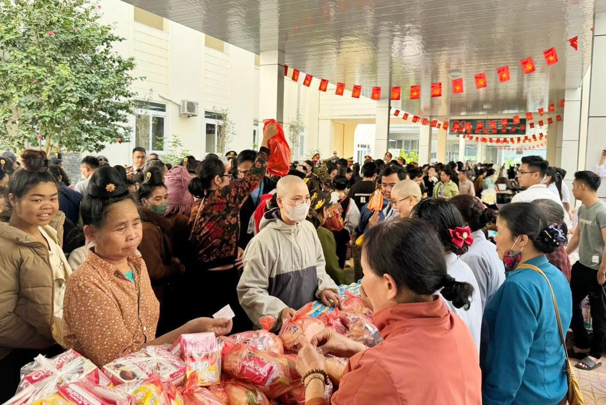 Bệnh nhân đang điều trị Bệnh viện Đa khoa tỉnh Sơn La tham gia Phiên chợ 0 đồng. Ảnh: PV