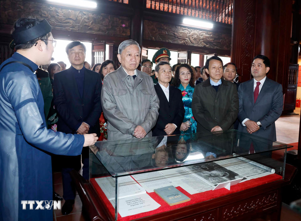 Tổng Bí thư Tô Lâm thăm Khu lưu niệm Tổng Bí thư Nguyễn Văn Cừ, tỉnh Bắc Ninh. (Ảnh: Thống Nhất/TTXVN).