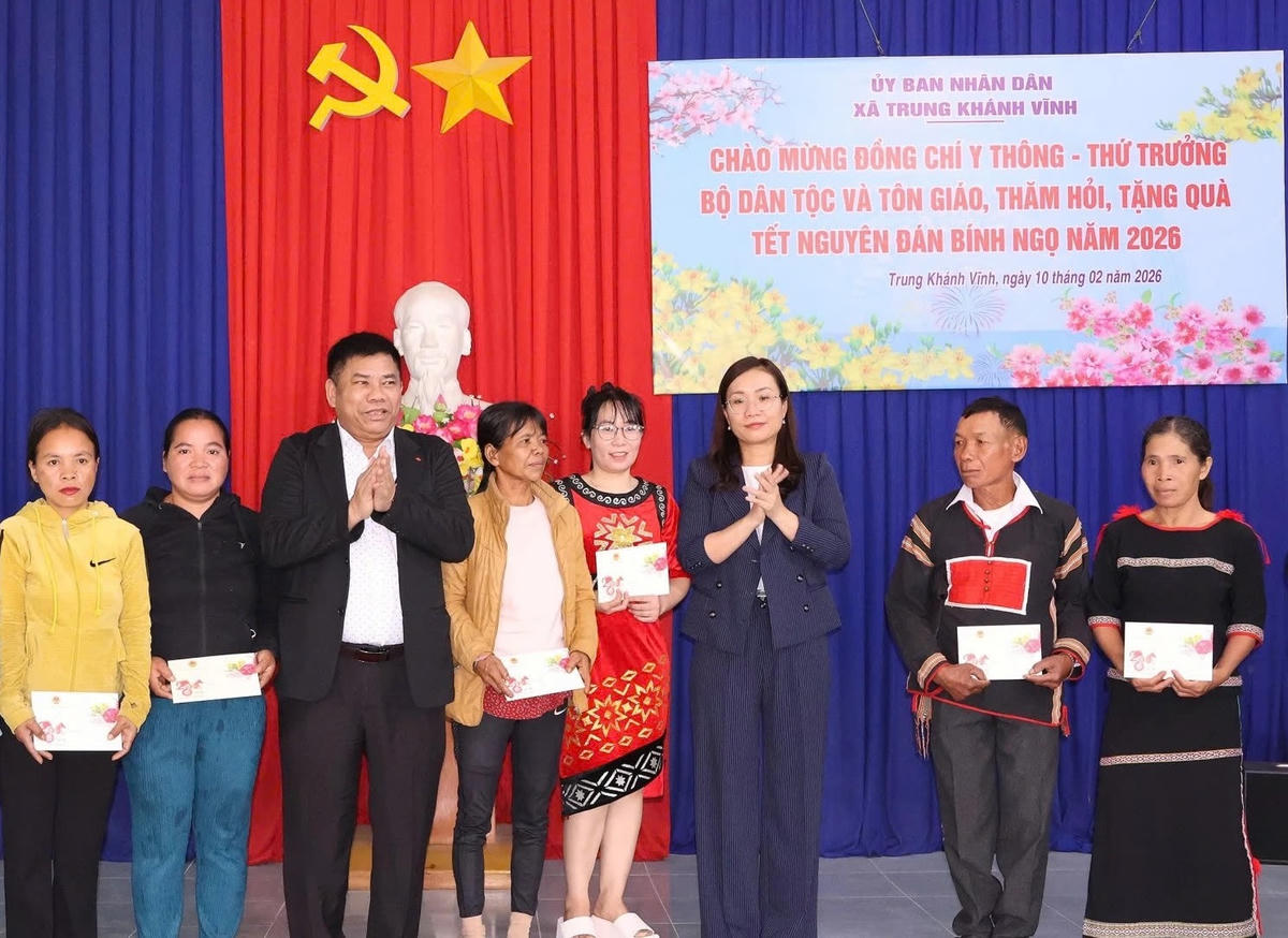 Ông Y Thông, Bộ Dân tộc và Tôn giáo và  lãnh đạo xã Trung Khánh Vĩnh trao quà cho đồng bào DTTS nghèo, tỉnh Khánh Hòa. Ảnh: CT.