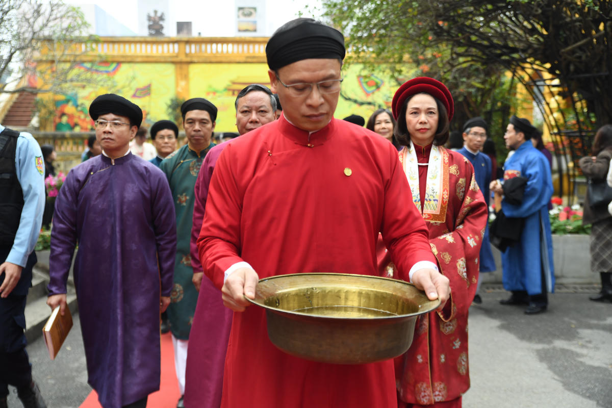 Nghi lễ thả cá chép vào ngày ông Công ông Táo là một phong tục truyền thống của người Việt Nam, thể hiện lòng thành kính với các Táo quân. Vào ngày 23 tháng Chạp âm lịch hàng năm, trong cung đình cũng như các gia đình thực hiện nghi lễ cúng tiễn ông Công, ông Táo về trời, cầu mong sự bình an, thịnh vượng cho quốc gia và gia đình vào năm mới. Ảnh: Phạm Sỹ.
