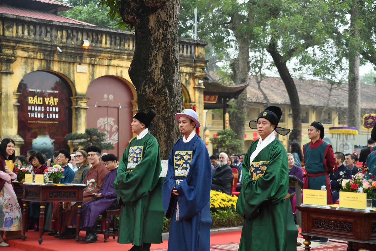 Các quan viên trong triều phục trang nghiêm, thực hiện đầy đủ các công đoạn như trình dâng cuốn lịch, đọc chiếu chỉ ban bố thời gian chính thức của năm mới, và cầu chúc quốc thái dân an. Ảnh: Phạm Sỹ.

