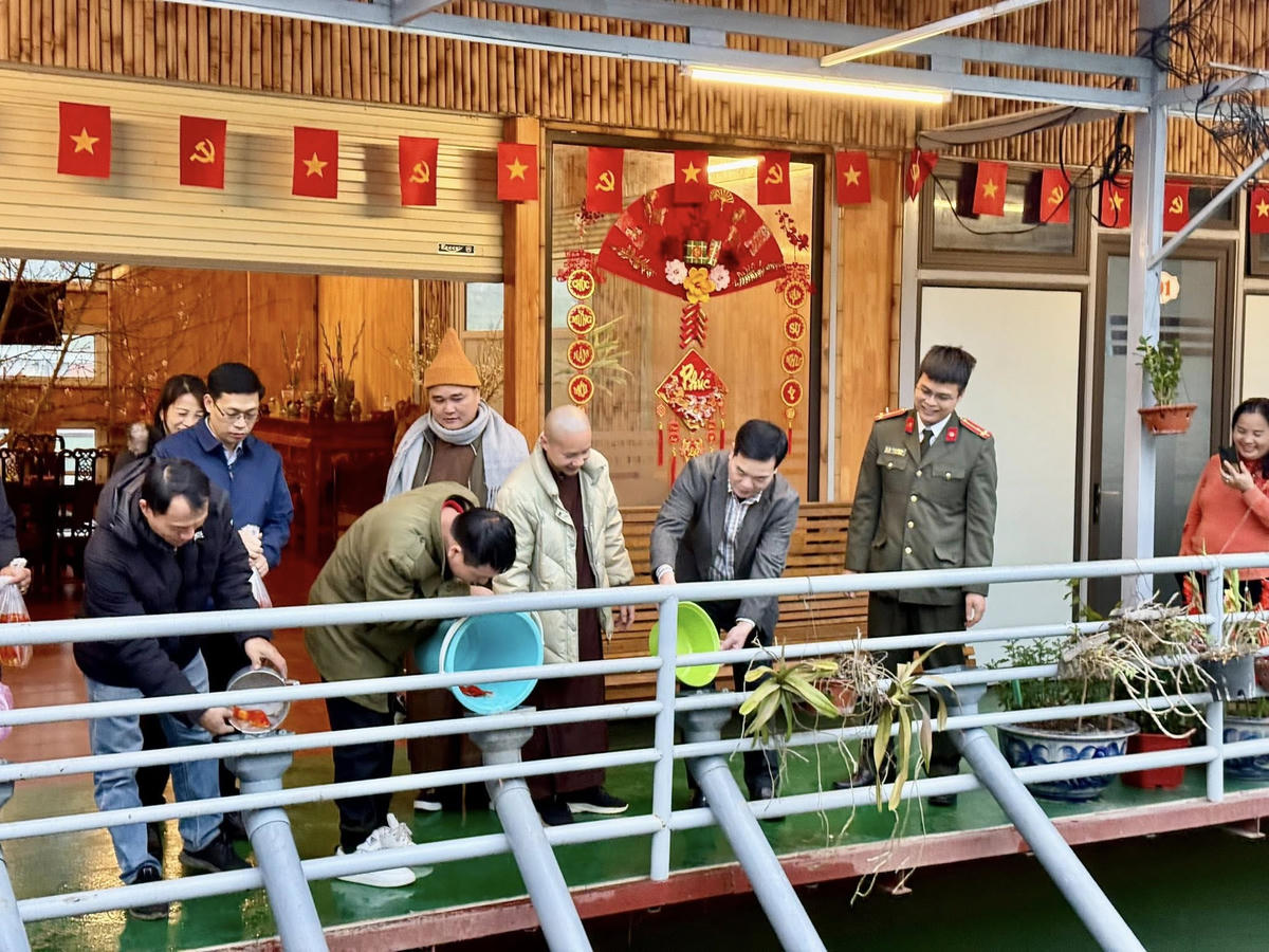 Ông Nguyễn Việt Khánh, Phó Chủ tịch Ủy ban MTTQ Việt Nam tỉnh Tuyên Quang (thứ ba từ phải sang) cùng thả cá ngày ông Táo sáng 10/2.