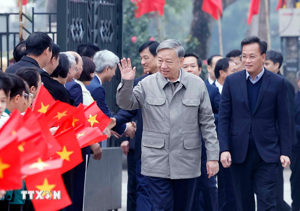 Tổng Bí thư Tô Lâm và đoàn công tác Trung ương đến dâng hương tại Nhà tưởng niệm Tổng Bí thư Nguyễn Văn Linh ở xã Nguyễn Văn Linh, tỉnh Hưng Yên. (Ảnh: Thống Nhất/TTXVN).