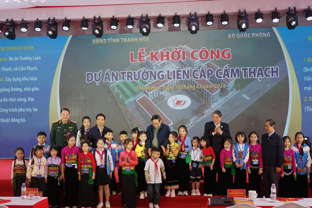 Thủ tướng chụp ảnh lưu niệm cùng các em học sinh Trường tiểu học Cẩm Thạch. Ảnh: Q.D