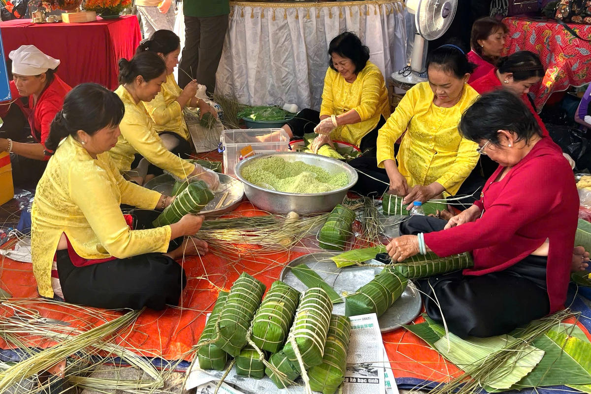 Đại diện của các phường tham gia gói - nấu bánh chưng, bánh tét tại&nbsp;chương trình “Hội Xuân phương Nam”. Ảnh: H.H