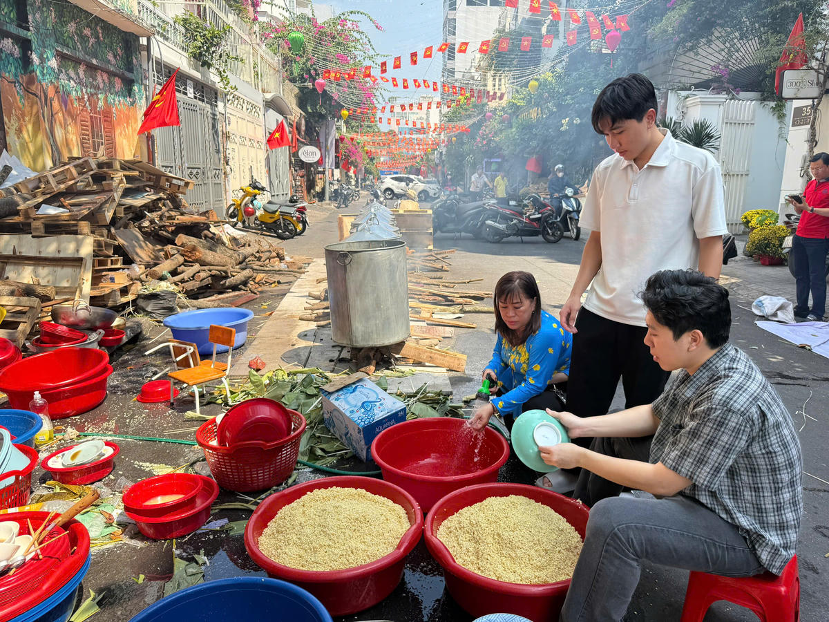 Trên tuyến đường Đặng Tất (phường Tân Định), không gian Xuân được tái hiện sinh động, thu hút đông đảo người dân tham gia, góp phần tạo diện mạo Tết rộn ràng giữa lòng đô thị. Ảnh: H.T