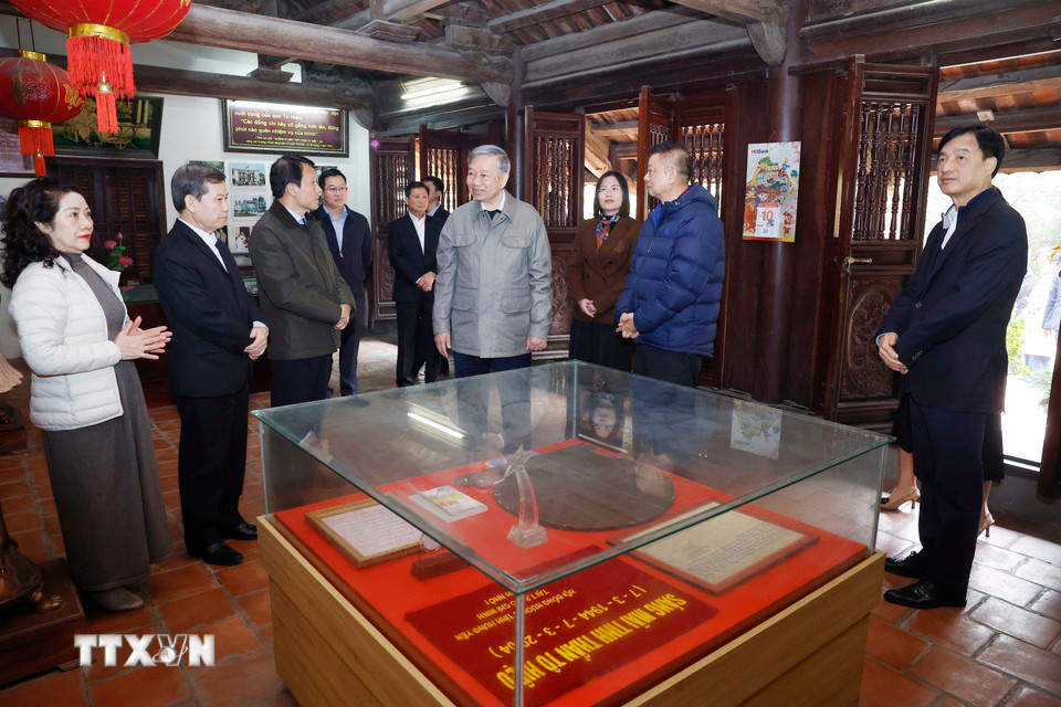 Tổng Bí thư Tô Lâm và đoàn công tác Trung ương thăm Khu lưu niệm đồng chí Tô Hiệu, tỉnh Hưng Yên. (Ảnh: Thống Nhất/TTXVN).