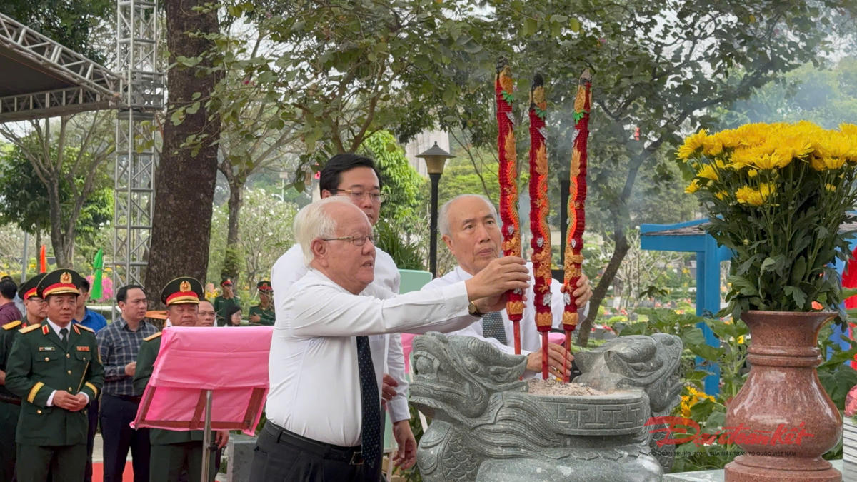 Đại biểu thắp hương tưởng nhớ các liệt sĩ biệt động Sài Gòn - Gia Định. Ảnh: C.N.