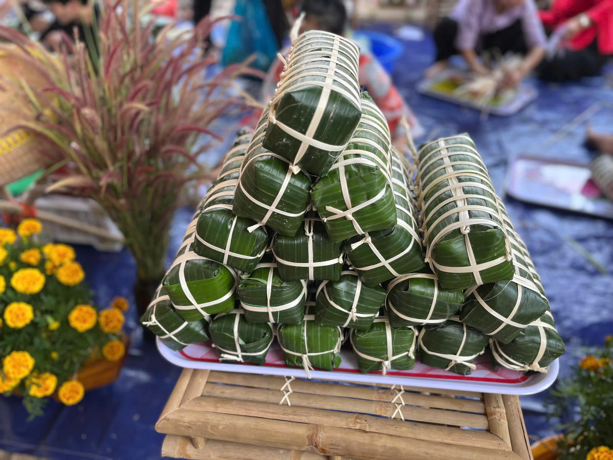 Nhiều bệnh viện gói bánh chưng, bánh tét tặng bệnh nhân có hoàn cảnh khó khăn. Ảnh: T.L
