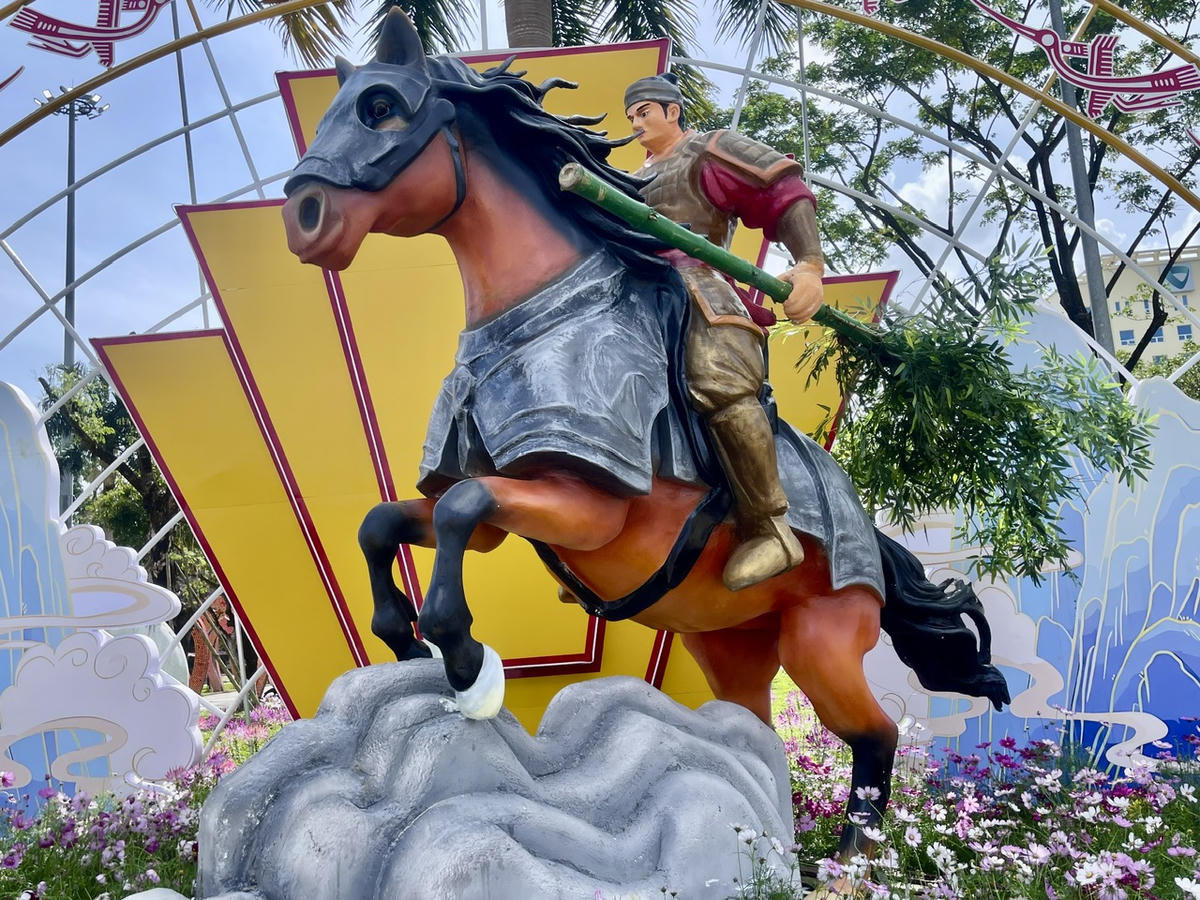 Biểu tượng Thánh Gióng cưỡi ngựa dũng mãnh, oai phong rất ấn tượng. Ảnh: Tấn Thành.