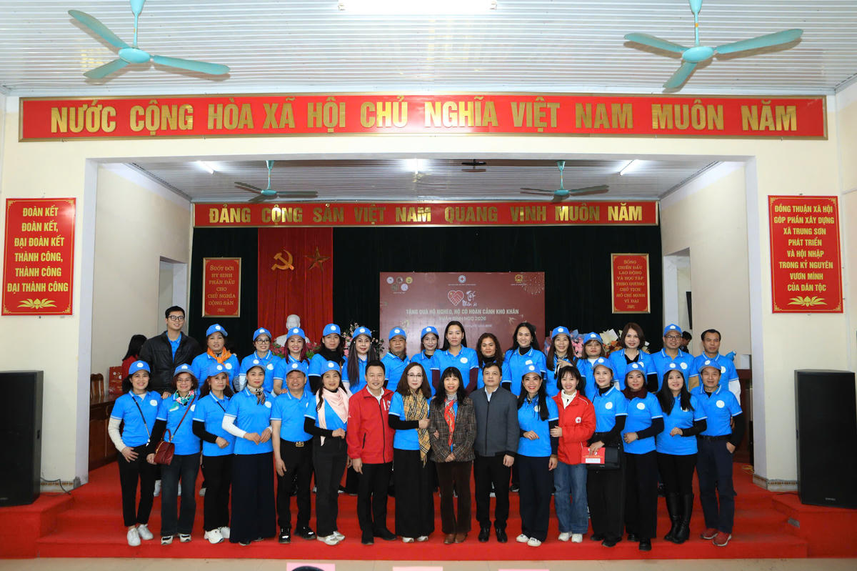 Các thành viên trong đoàn chụp ảnh lưu niệm lãnh đạo địa phương tại trong buổi trao quà Tết. Ảnh: PH.