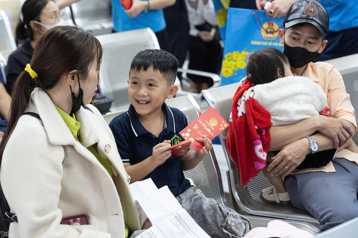 Chương trình “Chuyến tàu Công đoàn – Xuân 2026” với 2.000 vé tàu hỏa khứ hồi, kèm theo 2.000 suất quà dành cho các địa phương và Công đoàn Đường sắt Việt Nam.&nbsp;