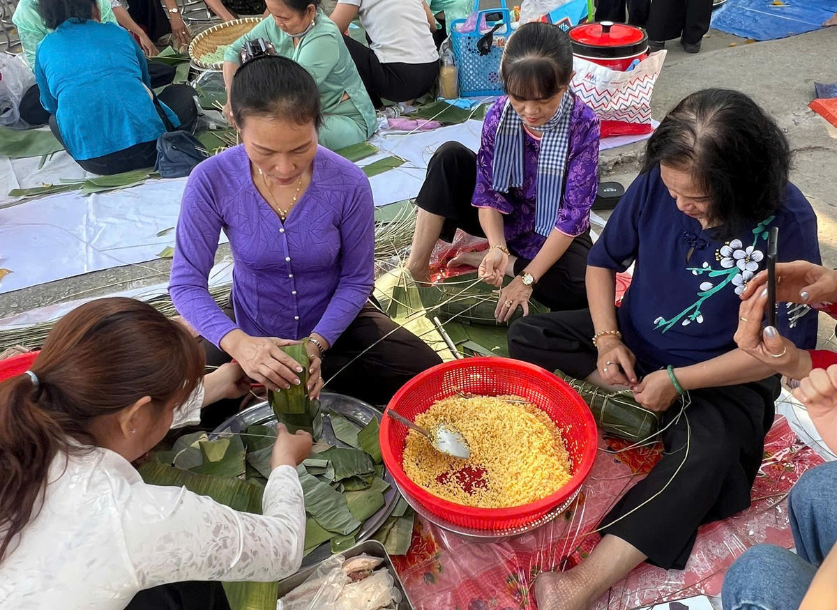 Nhiều phường trên địa bàn thành phố cũng đồng loạt tổ chức các chương trình gói bánh chưng, bánh tét phục vụ cộng đồng. Ảnh: S.X