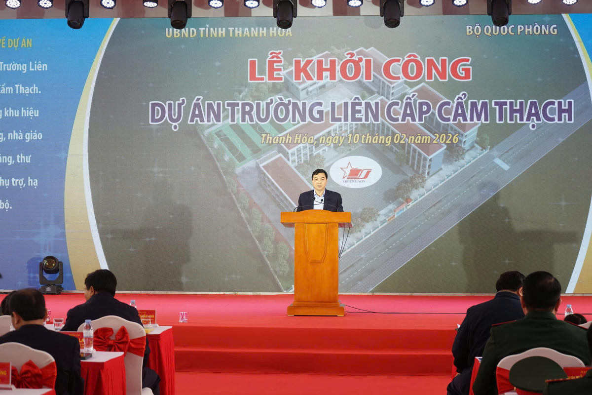 Ông Nguyễn Hoài Anh - Chủ tịch UBND tỉnh Thanh Hóa thông tin về dự án Trường liên cấp Cẩm Thạch. Ảnh: Q.D