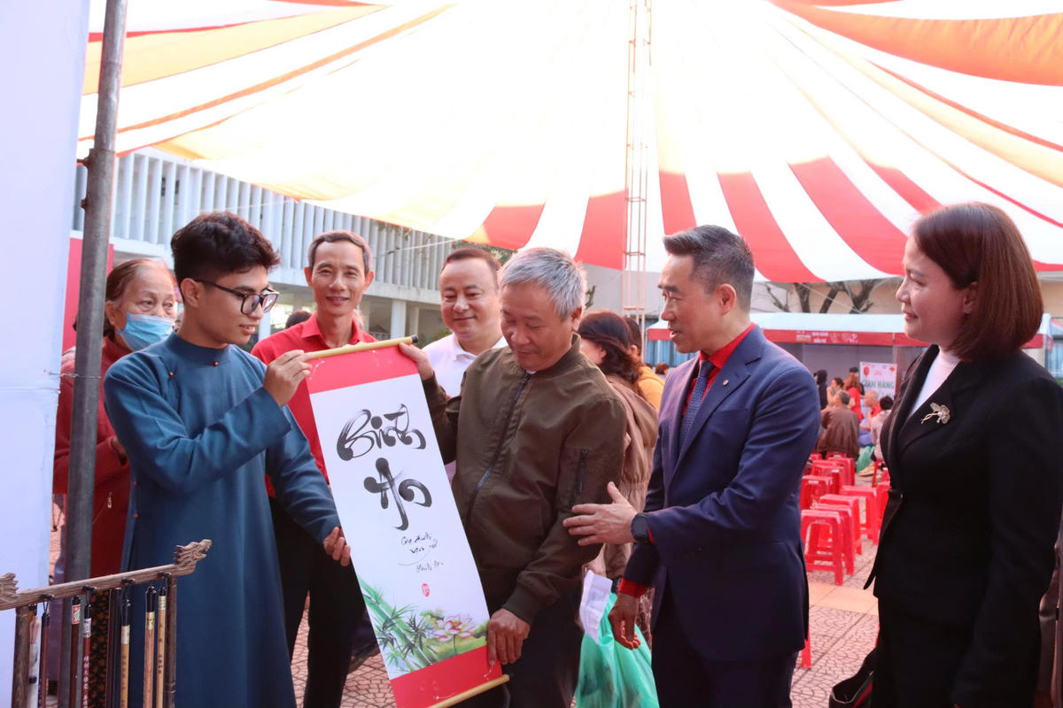 Chương trình “Tết Nhân ái” kết hợp trao quà Tết với các hoạt động mang đậm không khí truyền thống như Chợ Tết Nhân ái, gian hàng 0 đồng, hoạt động văn hóa - văn nghệ, trò chơi dân gian, tặng chữ thư pháp, cắt tóc miễn phí, góp phần giúp người dân đón Tết đầm ấm, nghĩa tình. Ảnh: H. Loan