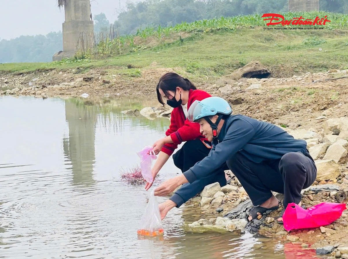 Người dân nâng cao ý thức giữ gìn môi trường trong ngày tiễn Táo quân