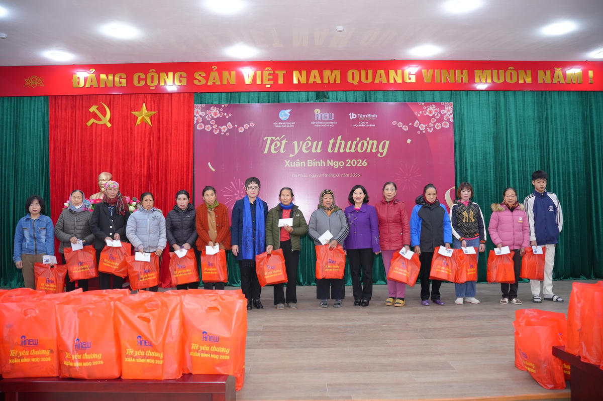 Lãnh đạo Hội Liên hiệp Phụ nữ TP Hà Nội trao quà cho bà con khó khăn trên địa bàn . xã Đa Phúc.&nbsp;