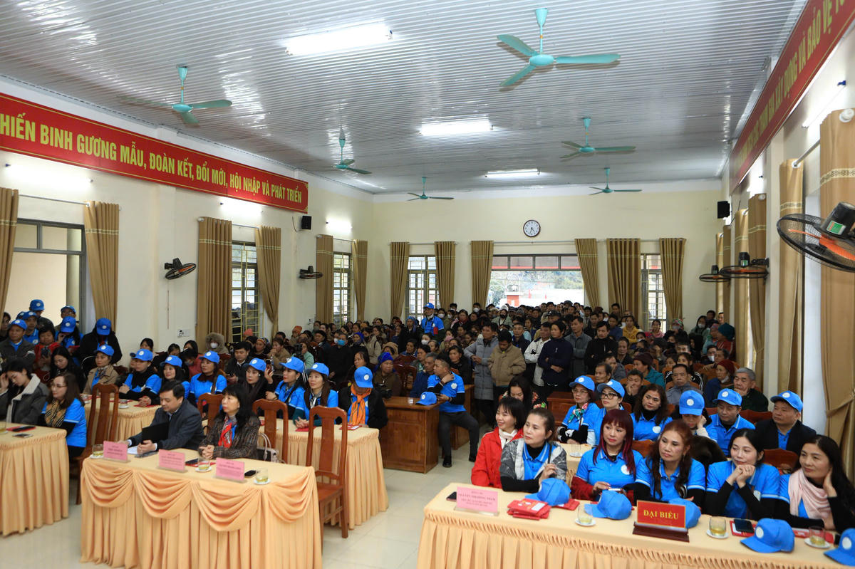 Không khí tại các điểm trao quà luôn ấm áp, xúc động. ảnh: P.H