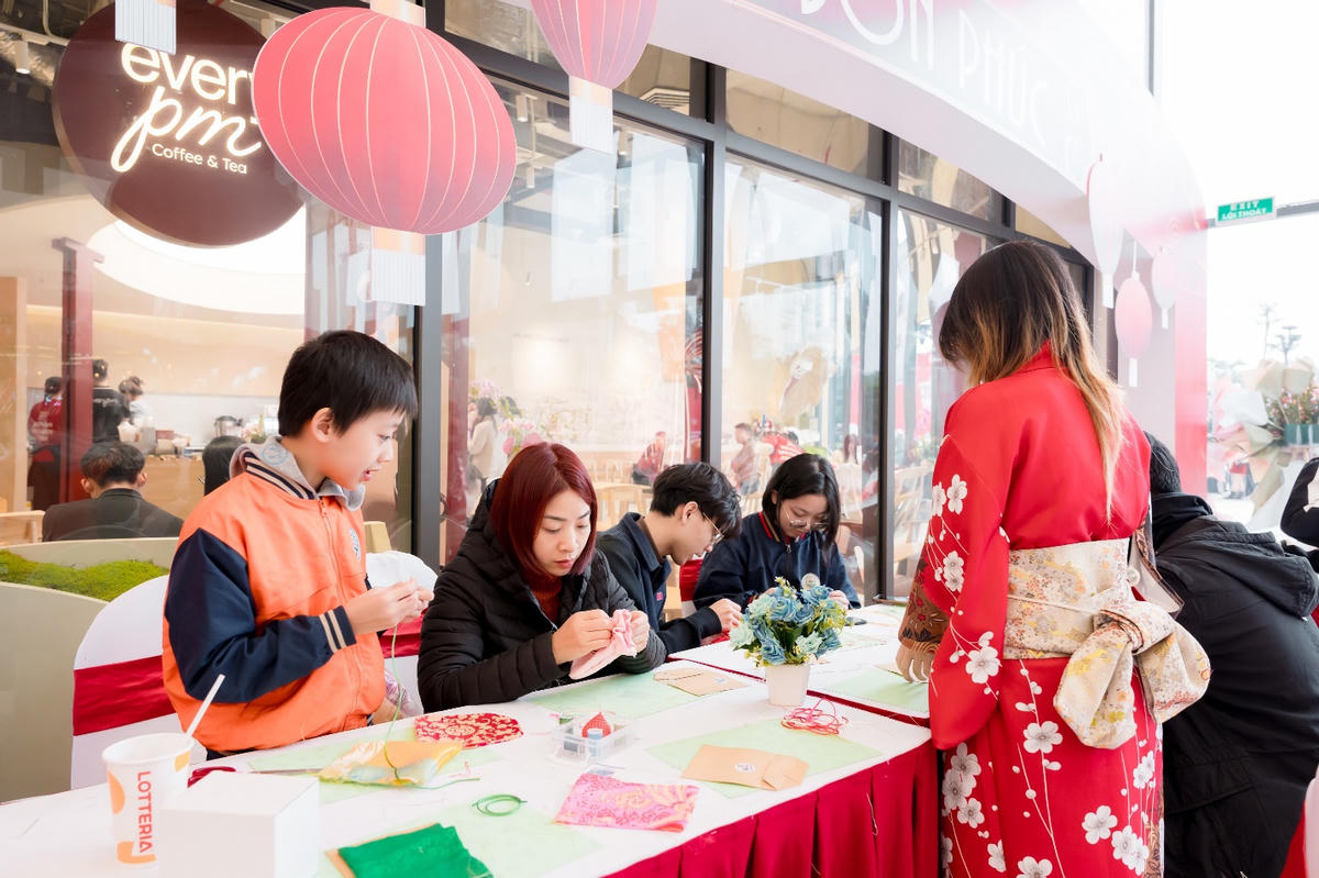 Đông đảo cư dân trong khu vực háo hức tới trải nghiệm các hoạt động tại sự kiện Festive ROX – Chạm Tết Chill