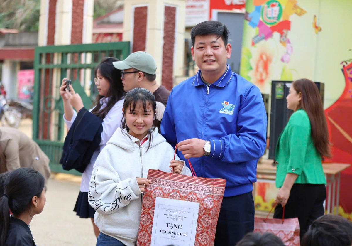 Tỉnh đoàn Sơn La trao quà đến học sinh Trường Tiểu học và THCS Xuân Nha. 