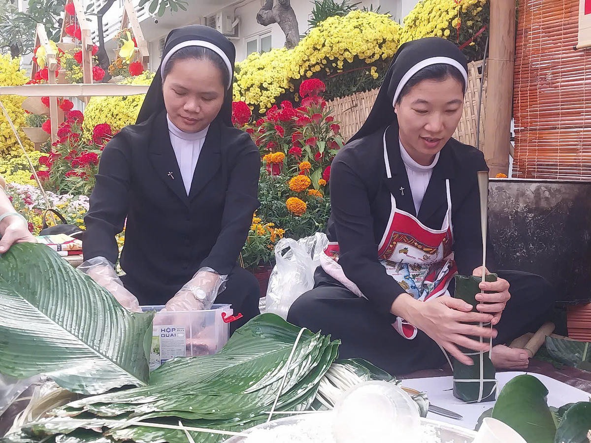 Các sơ tham gia gói bánh tặng bệnh nhân nghèo. Ảnh: S.X