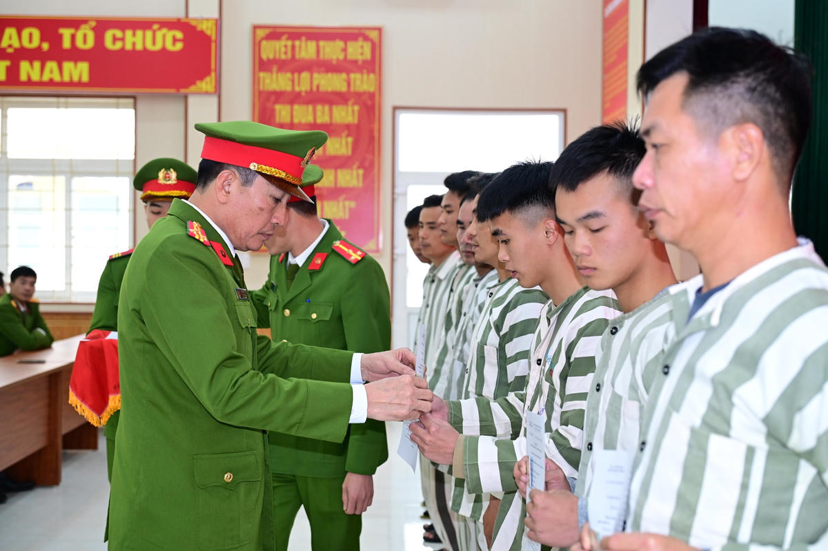 Thượng tá Đỗ Văn Hùng, Giám thị Trại tạm giam số 1 - Công an TP Hải Phòng trao quyết định và căn cước cho các phạm nhân. Ảnh: CTV.